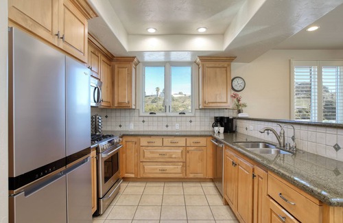Downtown Condominio | Valentina Suite 501 offers coastal mountain views, short walk to Pismo Pier