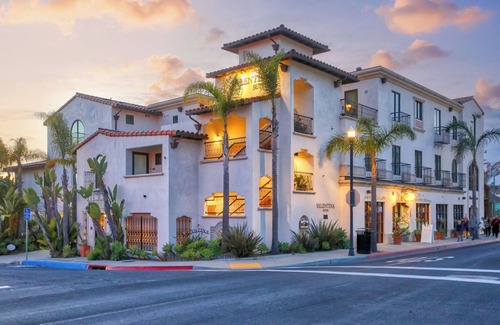Downtown Condominio | Valentina Suite 501 offers coastal mountain views, short walk to Pismo Pier