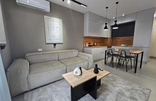 Tirana Apartamento | Valentino Noir