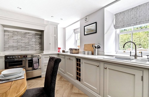 Harlech Cabaña | VALERIAN LODGE, pet friendly, character holiday cottage in Harlech