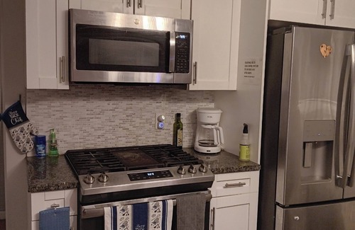Irvington Casa | Valisha's 2Bedroom Cozy Home, Quick Access To New York & New Jersey.