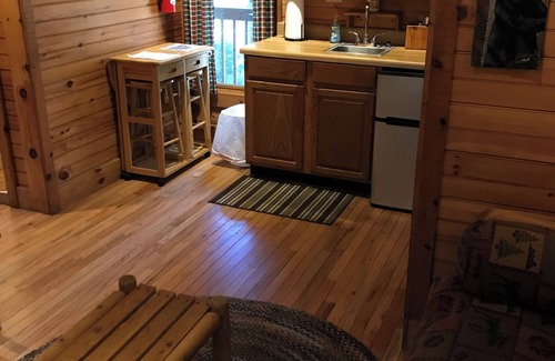 Boone Cabina | Valle Crucis Farm Cabin Rental ofrece senderismo, pesca, trineo en la propiedad.