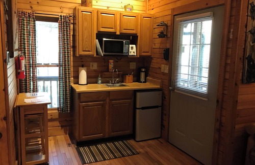 Boone Cabina | Valle Crucis Farm Cabin Rental ofrece senderismo, pesca, trineo en la propiedad.