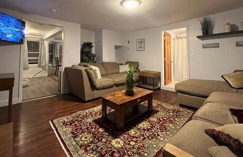 Beacon Apartamento | Valley Central located right on Main Street