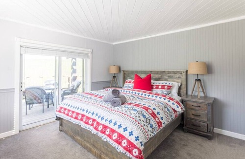 Grey Highlands Casa | Valley Haven Cottage: Secluded w Hot Tub, Fire Pit