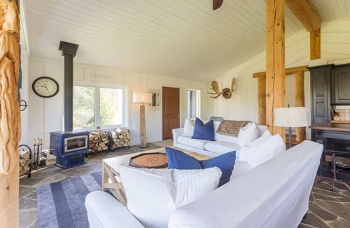 Grey Highlands Casa | Valley Haven Cottage: Secluded w Hot Tub, Fire Pit