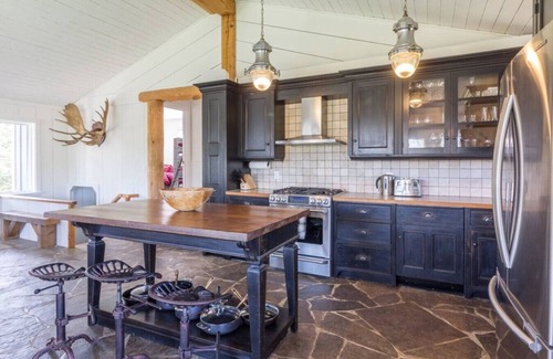 Grey Highlands Casa | Valley Haven Cottage: Secluded w Hot Tub, Fire Pit