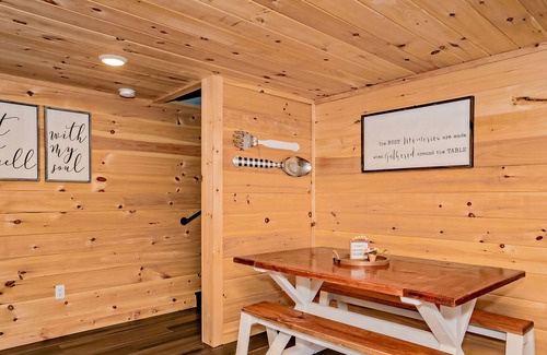 Gatlinburg - Pigeon Forge Chalet De Esquí | Valley High Comfort: Mtn Views, Honeymoon, Game Room, large yard, close to Attractions!