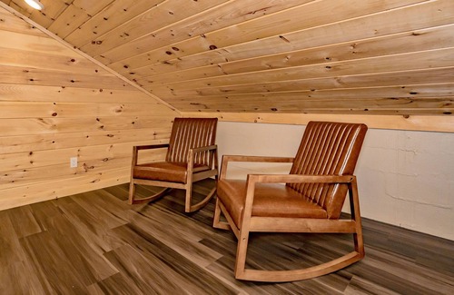 Gatlinburg - Pigeon Forge Chalet De Esquí | Valley High Comfort: Mtn Views, Honeymoon, Game Room, large yard, close to Attractions!