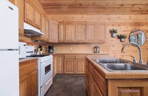 Coon Valley Cabina | Valley Lodge w/Hot Tub & Arcade.