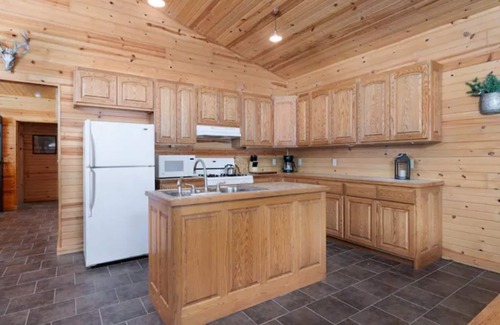 Coon Valley Cabina | Valley Lodge w/Hot Tub & Arcade.