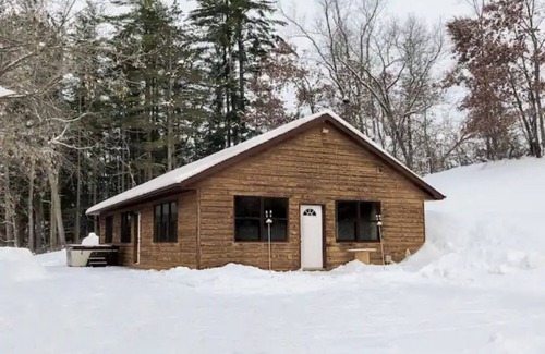 Coon Valley Cabina | Valley Lodge w/Hot Tub & Arcade.