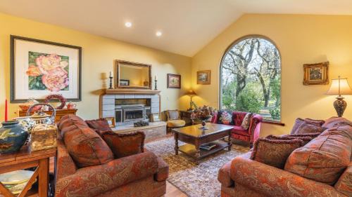 Kenwood Casa | Valley of the Moon by AvantStay Tranquil Escape Large Yard w Hot Tub Fire Pit