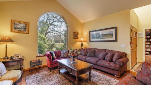 Kenwood Casa | Valley of the Moon by AvantStay Tranquil Escape Large Yard w Hot Tub Fire Pit