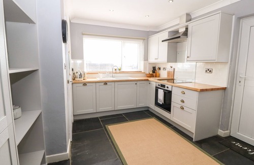 Holyhead Cabaña | VALLEY PINES, pet friendly, with hot tub in Valley