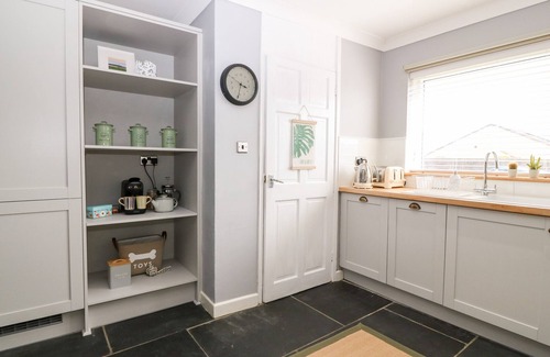 Holyhead Cabaña | VALLEY PINES, pet friendly, with hot tub in Valley