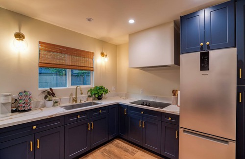Sun Valley Casa | Valley Pocket: Your Chic LA Getaway with Private Patio & Amenities Galore!