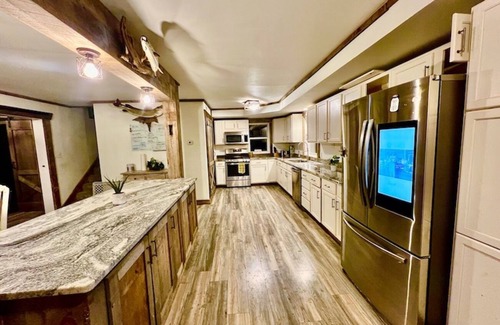 Lansing Cabina | Valley View Lodge w/ Swimming Pond, Waterfalls, and Hot Tub