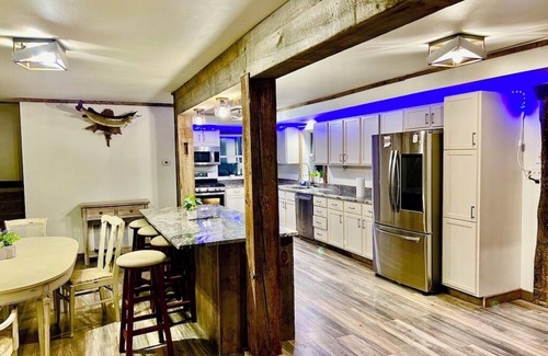 Lansing Cabina | Valley View Lodge w/ Swimming Pond, Waterfalls, and Hot Tub