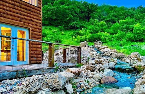 Lansing Cabina | Valley View Lodge w/ Swimming Pond, Waterfalls, and Hot Tub
