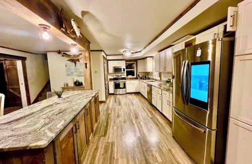 Lansing Cabina | Valley View Lodge w/ Swimming Pond, Waterfalls, and Hot Tub