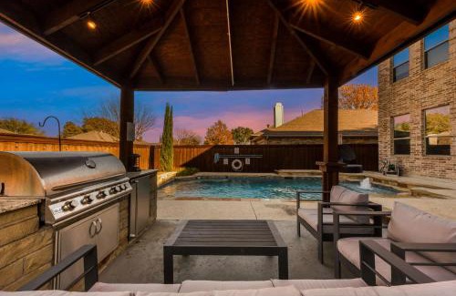 Lewisville Casa | Valley Vista Luxury Retreat w Pool Cinema Games