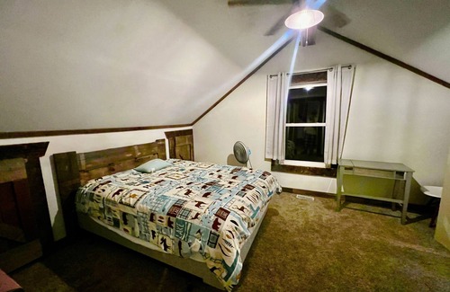 Lansing Cabina | ValleyView Lodge… 4 bedroom Log Cabin w/ Hot Tub & Swimming Pond