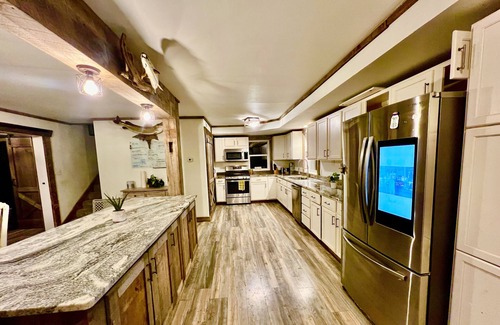 Lansing Cabina | ValleyView Lodge… 4 bedroom Log Cabin w/ Hot Tub & Swimming Pond