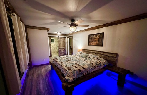 Lansing Cabina | ValleyView Lodge… 4 bedroom Log Cabin w/ Hot Tub & Swimming Pond