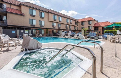 Bell Gardens Casa | Value accommodations conveniently close to downtown Los Angeles