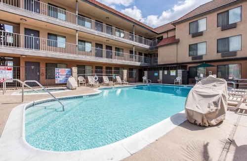Bell Gardens Casa | Value accommodations conveniently close to downtown Los Angeles