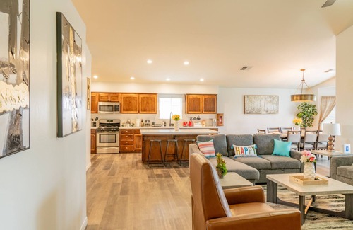 Pumpkin Center Casa | Valverde Oasis - 4BD Getaway near town center