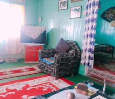 Darjeeling Hotel | Vamoose Quaint Wood Cottage