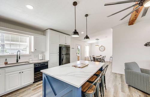 Van Casa | Van Vacation Retreat w/ Private 300-Acre Lake!