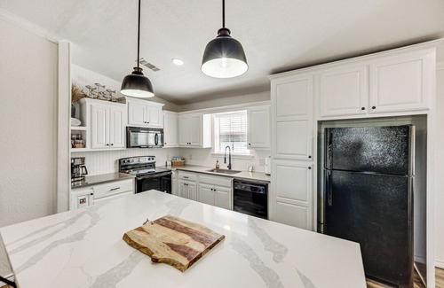 Van Casa | Van Vacation Retreat w/ Private 300-Acre Lake!