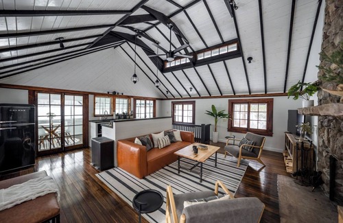 Cleveland Cabina | Vanderkamp NY – The Boathouse Cozy Lakefront Retreat on 850 Private Acres