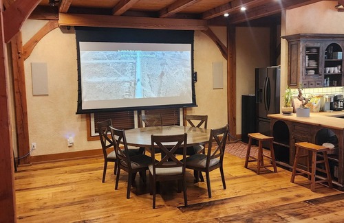Sundance Cabina | Techos abovedados con vigas, una enorme chimenea de piedra, un arroyo cercano.