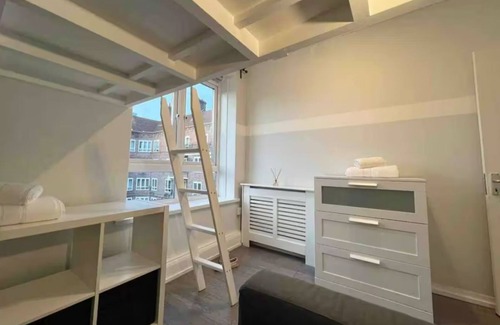 Oval Casa | Vauxhall Central Room 2