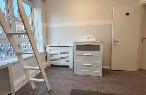 Oval Casa | Vauxhall Central Room 2