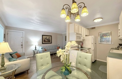 Northeast Virginia Beach Condominio | 2-bedroom condo one block from the oceanfront.