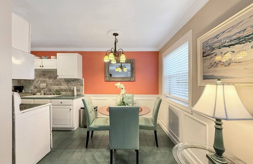 Northeast Virginia Beach Condominio | 2-bedroom condo one block from the oceanfront.