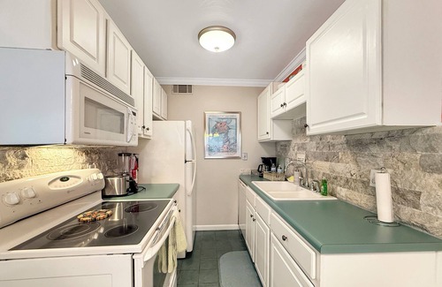 Northeast Virginia Beach Condominio | 2-bedroom condo one block from the oceanfront.