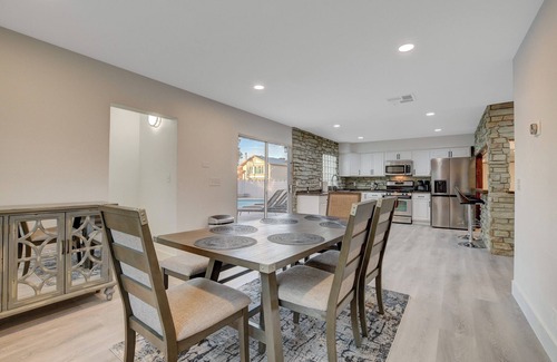 Chinatown Casa | Vegas BACH PAD, family vacay, Raiders, Golden Knight ~Pool, Many beds~NEAR STRIP