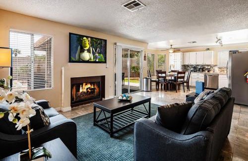 Las Vegas Casa | Vegas Getaway, Pool, Basket Ball, Games, Cook