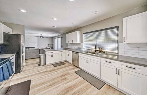 Chinatown Apartamento | Near The Strip | Pool | Modern Home w/ King Suite
