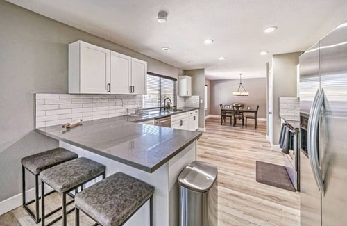 Chinatown Apartamento | Near The Strip | Pool | Modern Home w/ King Suite