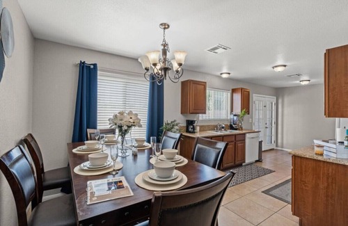 Las Vegas Casa | Vegas Vibes | Patio | BBQ | Foosball | Fireplace