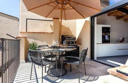 Old Town Apartamento | Velo Vern 3- Luxury penthouse w views of city wall