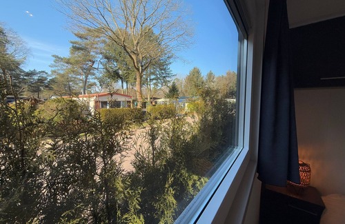 Bosgebied Hoenderloo Chalet De Esquí | Veluwe Holidays - Private Chalet with Big Garden and Community Swimming Pool