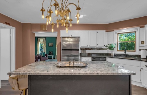Sherman Hill Condominio | Velvet Noir - Sultry City Luxe